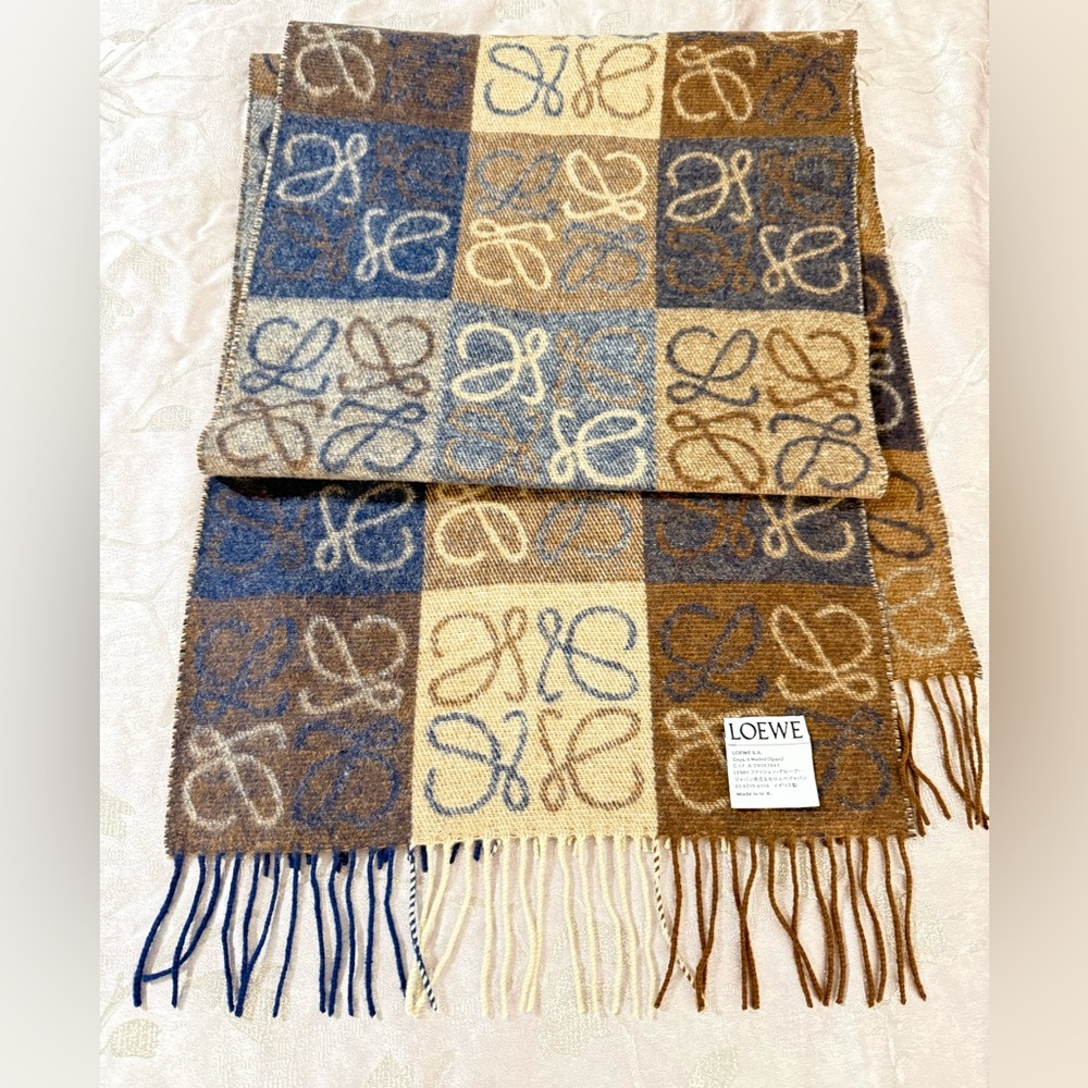 Authentic Loewe Scarf - Picture 2 of 8